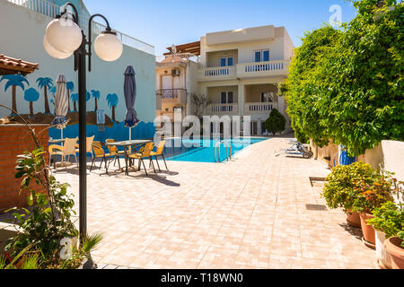 Crète, Grèce - 2 mai 2015 : un hôtel typique avec piscine dans l'ouest de la Crète. Banque D'Images