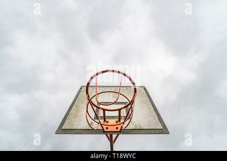 Panier de basket-ball et le ciel. Banque D'Images