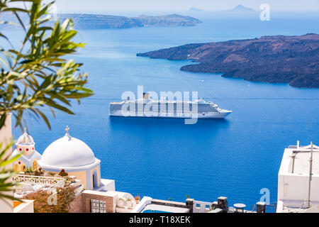 Bateau de croisière en mer près de l'île de Santorin (thira) Banque D'Images