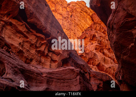 Roches rouges dans la grotte de Wadi Rum, Jordanie Banque D'Images
