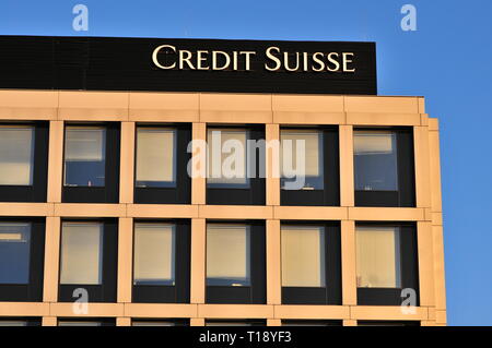 Credit Suisse logo, signe sur le sommet de l'édifice. Bureau à Wroclaw. Pologne Banque D'Images