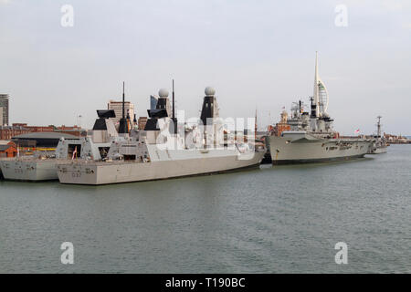 Le HMS Duncan (D37) et le HMS Dragon (D35) un Type ou classe 45 audacieuse de défense aérienne destroyer amarré à l'arsenal de la Marine royale, Portsmouth, Royaume-Uni. Banque D'Images