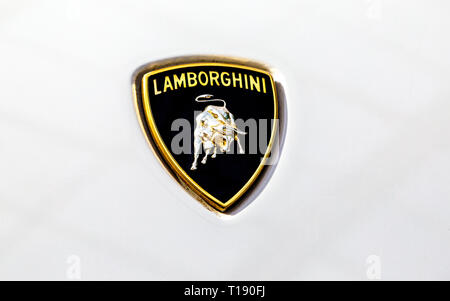 Samara, Russie - le 23 mars 2019 : Lamborghini logo sur la voiture. Lamborghini est une marque italienne et fabricant de voitures de sport de luxe Banque D'Images