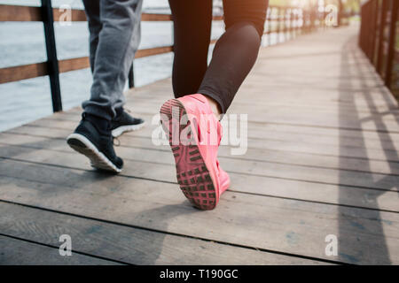 Close up de jogger's pieds. Il y a man's et les pieds de la femme sur la photo. Vue de coupe Banque D'Images