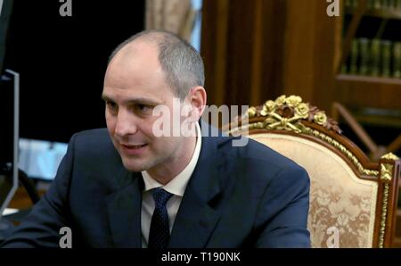 Le Gouverneur par intérim de la région d'Orenbourg Denis Pasler, lors d'une séance de travail avec le président russe Vladimir Poutine au Kremlin, le 21 mars 2019 à Moscou, Russie. Banque D'Images