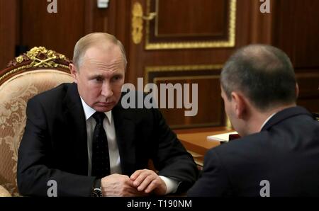 Le président russe Vladimir Poutine lors d'une séance de travail avec le Gouverneur par intérim de la région d'Orenbourg Denis Pasler au Kremlin, le 21 mars 2019 à Moscou, Russie. Banque D'Images