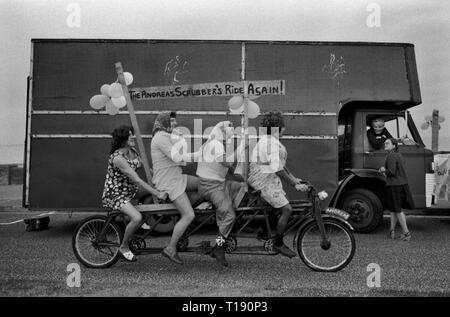 Île de Man, Peel carnaval annuel des années 1970. Groupe d'hommes s'habillant avec des vêtements de femmes pour un peu de plaisir. 1978 HOMER SYKES Banque D'Images