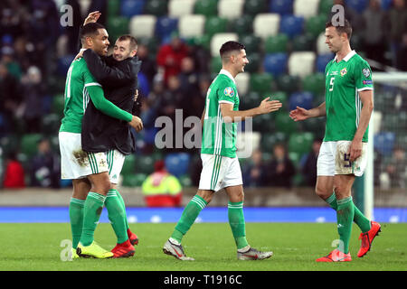 L'Irlande du Nord Josh Magennis (à gauche) célèbre la victoire avec Niall McGinn après l'UEFA Euro 2020 match de qualification du groupe C, à Windsor Park, Belfast. Banque D'Images