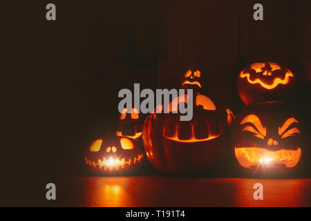 Citrouilles Halloween Ghost sur. ead Jack sur fond sombre. Maison de vacances décorations intérieures. Banque D'Images