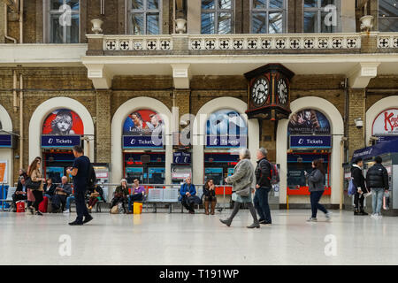 Passagers à la gare de Charing Cross, Londres Angleterre Royaume-Uni UK Banque D'Images