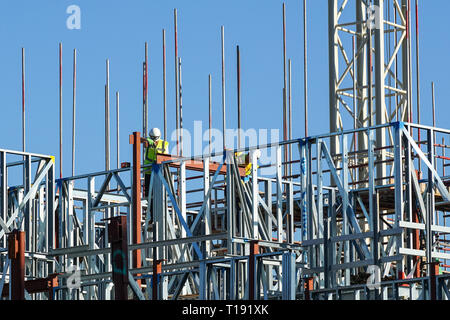 Les constructeurs travaillent sur site de construction de bâtiment résidentiel à Stratford, Londres Angleterre Royaume-Uni UK Banque D'Images