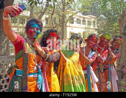 Étudiant de l'Université de Visva-Bharati selfies prendre pendant la célébration de 'Basanta Utsava' pour marquer "Holi" (festival de couleur).premier prix Nobel Rabindranath Tagore d'Asie introduit "Basanta Utsava' à Santiniketan dans l'année 1925 et il bienvenue au printemps le jour de pleine lune pour célébrer avec les élèves, enseignants, personnel et Ashramik. Les étudiants de l'Université bienvenue au printemps par le chant et danse après que jouer de la poudre de couleur. Maintenant, il est devenu festival national de l'Inde. Les gens de différentes régions du pays et de l'étranger viennent pour voir le festival. La principale caractéristique de la f Banque D'Images