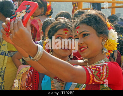 Étudiant de l'Université de Visva-Bharati selfies prendre pendant la célébration de 'Basanta Utsava' pour marquer "Holi" (festival de la couleur). Rabindranath Tagore premier prix Nobel d'Asie introduit "Basanta Utsava' à Santiniketan dans l'année 1925 et il bienvenue au printemps le jour de pleine lune pour célébrer avec les élèves, enseignants, personnel et Ashramik. Les étudiants de l'Université bienvenue au printemps par le chant et danse après que jouer de la poudre de couleur. Maintenant, il est devenu festival national de l'Inde. Les gens de différentes régions du pays et de l'étranger viennent pour voir le festival. La principale caractéristique de la Banque D'Images