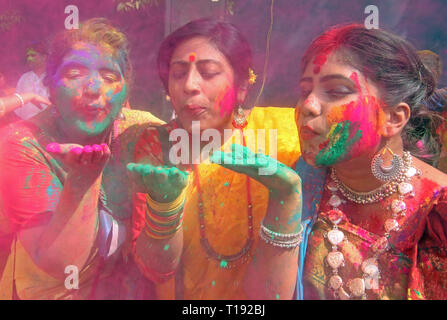 Étudiant étranger de l'Université de Visva-Bharati jouer avec poudre de couleur dans ses amis pendant la célébration de 'Basanta Utsava'pour marquer "Holi" (festival de la couleur). Rabindranath Tagore premier prix Nobel d'Asie introduit "Basanta Utsava' à Santiniketan dans l'année 1925 et il bienvenue au printemps le jour de pleine lune pour célébrer avec les élèves, enseignants, personnel et Ashramik. Les étudiants de l'Université bienvenue au printemps par le chant et danse après que jouer de la poudre de couleur. Maintenant, il est devenu festival national de l'Inde. Les gens de différentes régions du pays et de l'étranger viennent pour voir le festival. Banque D'Images