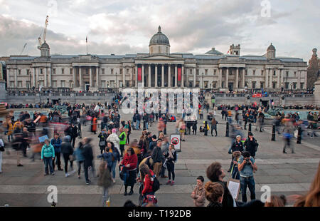 "Il faut le mettre à la population" les manifestants à Trafalgar Square dans le centre de Londres aujourd'hui. Les manifestants de partout au pays se sont réunis pour appeler à un deuxième ref Banque D'Images