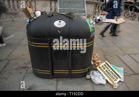 Corbeille débordante avec des pancartes jetés à la fin de la "Mettre à la population" rallye qui fait son chemin à travers le centre de Londres aujourd'hui. Démons Banque D'Images