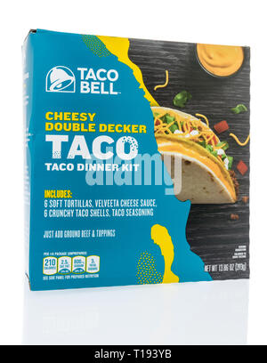 Winneconne, WI - 17 mars 2019 : un paquet de fromage Taco Bell taco dîner à deux étages sur un kit de base isolés Banque D'Images