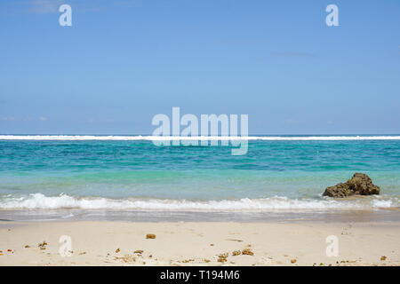 Plage de sable doré, isolée de l'eau de l'océan d'azur Banque D'Images