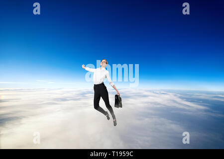 En femme d'usure formelle volant dans le ciel bleu. Banque D'Images