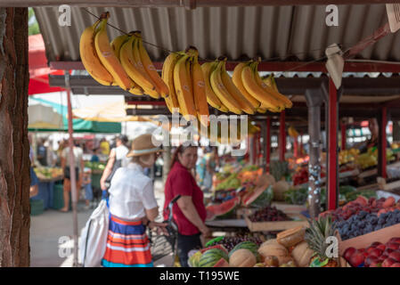 LJUBLJANA, SLO - Juillet 4, 2018 : marché central de Ljubljana, Slovénie avec les visiteurs Banque D'Images