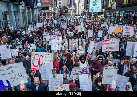 New York, États-Unis. 24Th Mar, 2019. Les leaders musulmans et alliés à travers la ville de New York a organisé une manifestation et une marche contre l'islamophobie, la suprématie blanche, et anti-immigrants du sectarisme dans Times Square. Le rassemblement et la solidarité à l'honneur mars de New Yorkais contre l'idéologie de haine plus récemment manifesté dans la Nouvelle-zélande de terreur qui a laissé 50 morts. Crédit : Erik McGregor/Pacific Press/Alamy Live News Banque D'Images