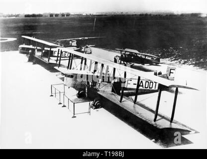 Transport / Transports, aviation, avions, deux FARMAN F.60 Goliath de l'Air Union, derrière un Fokker E.III de la KLM et un Bleriot-Spad 33-F de l'Union européenne Air ADBl, France, années 1920, Additional-Rights Clearance-Info-Not-Available- Banque D'Images