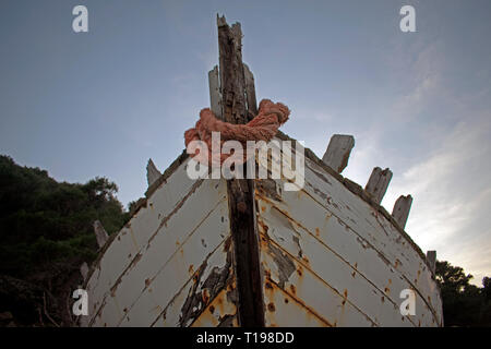 Vieux bateau en bois avec la peinture écaillée au large et la corde enroulée autour de proue du navire Banque D'Images