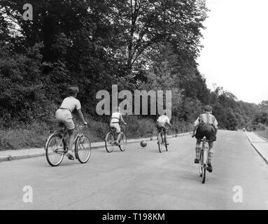 Les gens, les enfants, la lecture, les garçons jouant cycle-ball dans la rue, 1957 Additional-Rights Clearance-Info,--Not-Available Banque D'Images