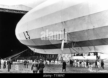 Transport / Transports, aviation, dirigeable, naval airship L 3 (zeppelin LZ 24) de la marine impériale, est transporté dans le hangar, Allemagne, 1914, Additional-Rights Clearance-Info-Not-Available- Banque D'Images