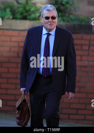 Ancien secrétaire du club Sheffield Wednesday Graham Mackrell, qui est accusé d'avoir enfreint le stade de Hillsborough et certificat de sécurité de la santé et de la sécurité à l'infraction 1989 FA Cup demi-finale, arrivant à Preston le Tribunal de la Couronne. Banque D'Images