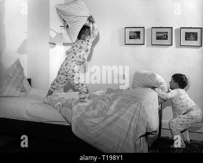 Les gens, les enfants, jouer, deux garçons jouent dans la chambre à coucher, 1950 Additional-Rights Clearance-Info-Not-Available- Banque D'Images