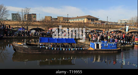 En arrivant en bateau bassin Victoria il y a deux cents ans, le 22.2.1819 Le Sheffield et Tinsley canal a été ouvert en 2019, il a été célébré à nouveau. Banque D'Images