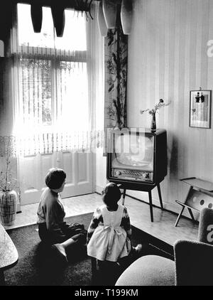 La diffusion, la télévision, deux enfants en face d'un poste de télévision Graetz Reichsgraf F261, Allemagne, vers 1961, Additional-Rights Clearance-Info-Not-Available- Banque D'Images