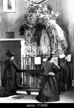 La religion, le christianisme, l'église / Church VA, deux femmes en prière devant l'autel de l'Immaculée Conception, l'Allemagne, 1897, Additional-Rights Clearance-Info-Not-Available- Banque D'Images
