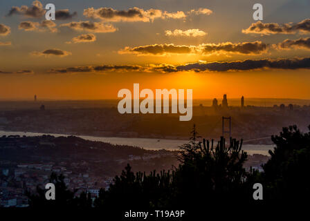 Istanbul, Turquie, 23 juillet 2006 : Coucher de soleil sur le Bosphore Banque D'Images