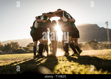 équipe de rugby debout en caucus et frottant les pieds sur le sol. l'équipe de rugby célèbre sa victoire. Banque D'Images