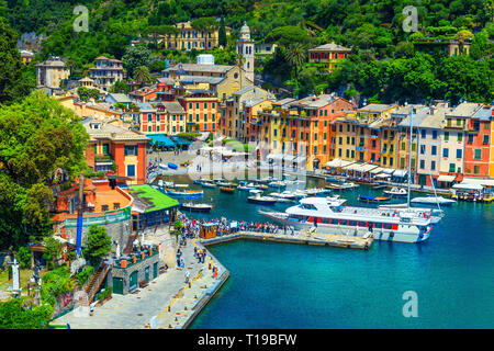 Situation de voyage à couper le souffle, le Portofino ancien village de pêche, de superbes bâtiments méditerranéens colorés et luxe port avec les touristes, ligurie, italie Banque D'Images