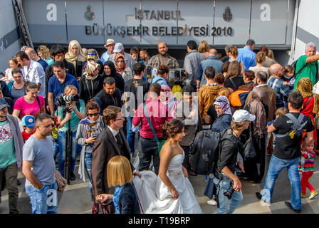 Istanbul, Turquie, 3 mai 2014 : mariés à Eminonu Banque D'Images