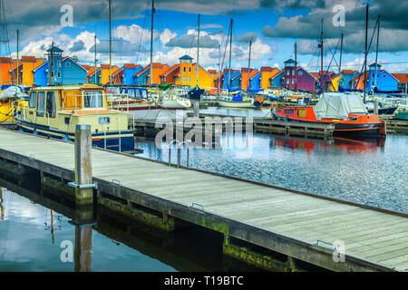 Voyage Fantastique et destination touristique, célèbre port avec bateaux de luxe et coloré néerlandais maisons sur l'eau, Groningen, Pays-Bas, Europe Banque D'Images