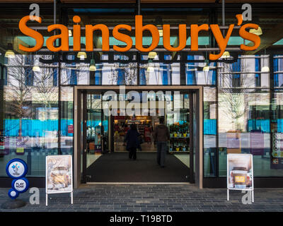L'entrée du magasin Sainsbury's - Entrée d'une boutique - supermarché Sainsburys Sainsburys Banque D'Images