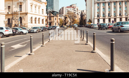 Trottoir à l'horizon avec des posts sur les côtés sur une journée ensoleillée Banque D'Images