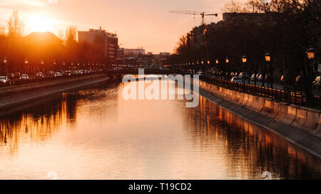 Coucher de soleil à Bucarest par la rivière Dambovita Banque D'Images