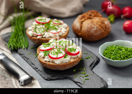 Des sandwichs avec du fromage cottage, de radis et de ciboulette Banque D'Images