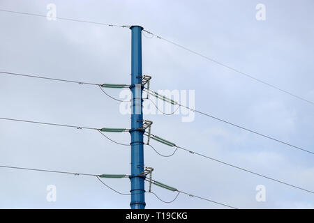 Power Support en ligne contre le ciel bleu avec des nuages blancs. L'électricité haute tension de ligne de transmission Banque D'Images