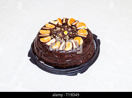 Délicieux gâteau sucré fait maison avec des fruits sur une table Banque D'Images