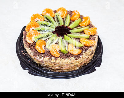 Délicieux gâteau sucré fait maison avec des fruits sur une table Banque D'Images