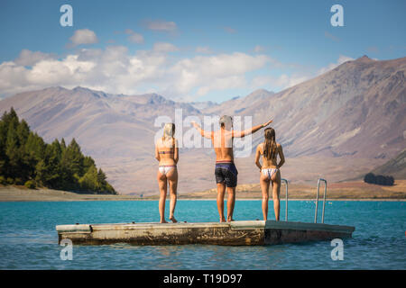 Trois jeunes sur un radeau sur le Lac Tekapo, Nouvelle-Zélande Banque D'Images