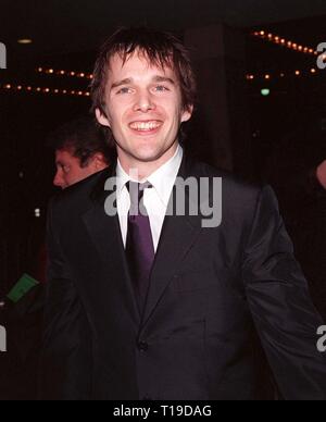 LOS ANGELES, CA - le 20 janvier 1998 : l'Acteur Ethan Hawke à la première mondiale de son nouveau film, "de grandes attentes", à Century City Los Angeles. Il a des étoiles dans le film avec Gwyneth Paltrow, Robert De Niro et Anne Bancroft. Banque D'Images