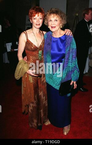 LOS ANGELES, CA - 21 Février 1998 : 'Titanic' stars Frances Fisher (à gauche) & GLORIA STUART à la 50e Writers Guild Awards à Los Angeles. Banque D'Images