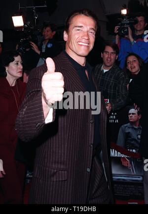 LOS ANGELES, CA - 6 mars 1998 : l'acteur Arnold Schwarzenegger à la première de "U.S. Des Maréchaux, à Los Angeles. Les stars de cinéma Tommy Lee Jones et Wesley Snipes. Banque D'Images